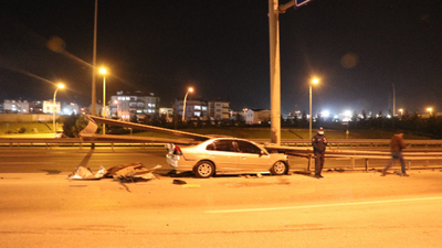 Kazada yaralanan arkadaşının ailesini hastaneye götürdü dönüş yolunda takla attı