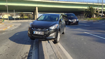 Kısıtlamada ilginç kaza: Boş yolda refüje çıktı