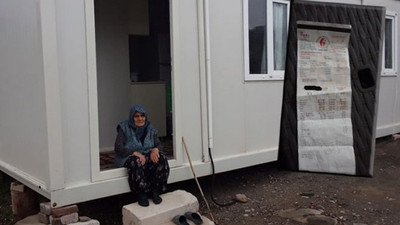 Konteynerde yaşayan 93 yaşındaki depremzedenin elektriğini kestiler