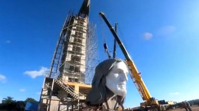 Koronavirüsten kırılan Brezilya’da dev heykelin yapımı devam ediyor