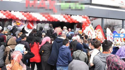 Market açılışında koronavirüse rağmen 'indirim' izdihamı