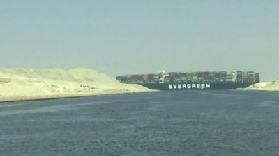 Mısır, Süveyş Kanalı'nın kapanmasına yol açan gemiyi tazminat alana kadar alıkoyacak