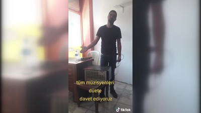 Müzik aleti yere fırlatıp çekiçle vuran Şanlıurfalı müzisyen: Kendi memleketimizde mülteci olduk