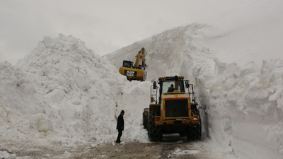 Nisan ayında karın 20 metreyi bulduğu yolda çalışma  