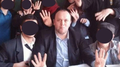 Öğrencilere Rabia işareti yaptıran okul müdürü tepki çekti