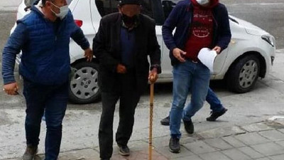 Pazara gelen kadınları taciz eden bastonlu adam, gözaltına alındı