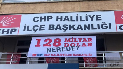 Şanlıurfa'da CHP binasına asılan '128 milyar dolar nerede?' pankartı saniyeler içinde polis tarafından indirilmek istendi