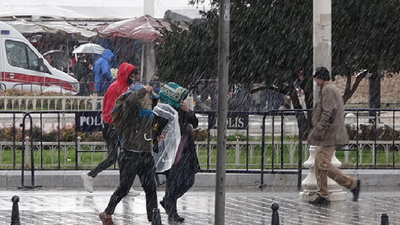 Taksim'de sulu kar yağışı 