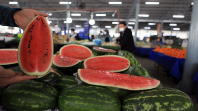 Tanesi 80 lira olan karpuz dilimle satılıyor