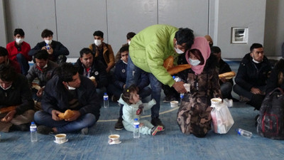 Tırın dorsesinde yakalanan 218 göçmene şefkat eli