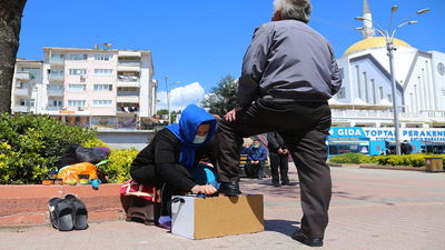 Torununun ameliyat kredisi için ayakkabı boyuyor