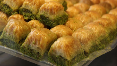 Ucuza satılan baklava sosyal mesafesiz uzun kuyruklara neden oldu