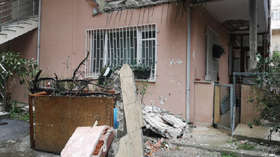 Üsküdar'da 5 katlı binada evin balkonu çöktü