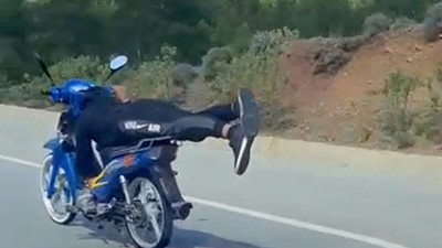 Yatarak tek elle motosiklet kullandı