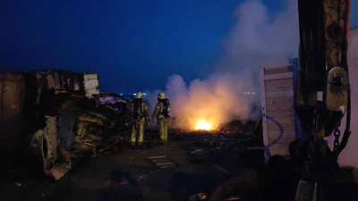 Zeytinburnu'nda karaya oturan gemide yangın