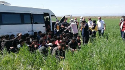 15 kişilik minibüsten çıkan kaçak göçmenler polisi şaşkına çevirdi