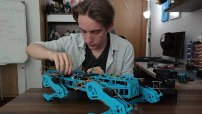 18 yaşındaki Halid ‘robot köpek’le uluslararası olimpiyatlarda birinci oldu