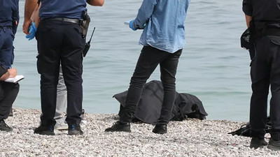 Antalya’nın Konyaaltı sahilinde denize giren bir turist, su altında ceset buldu