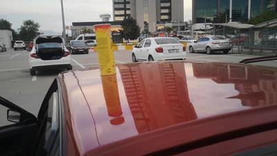 Aracının üstünde bulduğu boş cips kutusundan 2 bin 939 TL çıktı