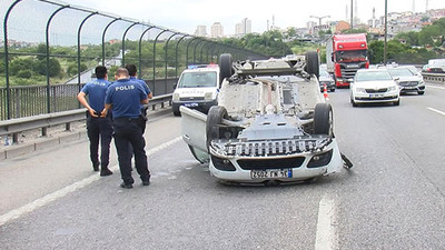 Bahçeşehir TEM'de araç takla attı: Trafik kilitlendi