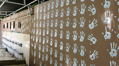 Caminin bahçe duvarını avuç içiyle boyadı, gözaltına alındı