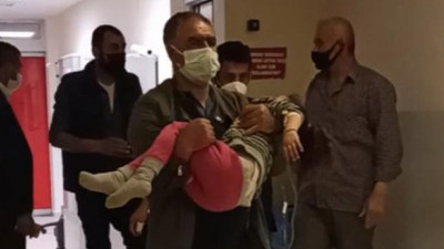 Çöpün kenarındaki hapları 'şeker' zannedip yutan 4 yaşındaki ikizler, hastaneye kaldırıldı