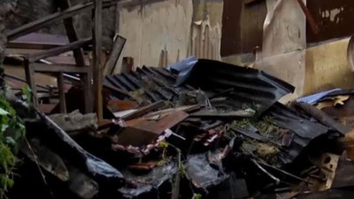 Fatih'te 4 katlı ahşap bina çöktü