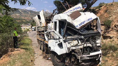 Freni boşalan kamyon 3 araca çarptı