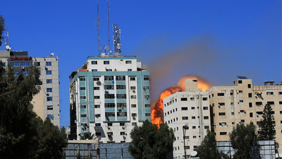 İsrail, medya devlerinin binasını vurdu