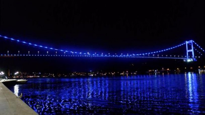 İstanbul'da köprüler maviye büründü