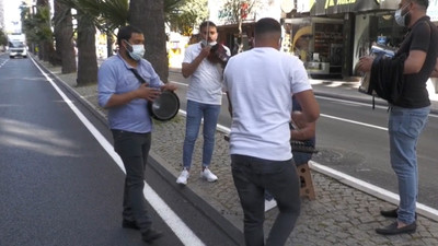 İzmirli müzisyenler sokağa indi: Kızıma bayramlık alamadım