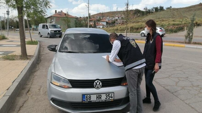 Kısıtlamayı ihlal eden sürücü kendini ve arkadaşını araca kilitledi