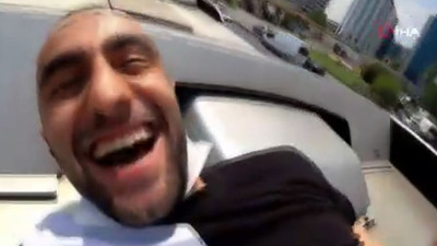 Metrobüsün üstünde tehlikeli yolculuk kamerada