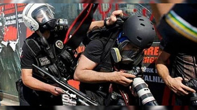 'Özgür bir ülkede polis gazetecilerle çatışmaz, gazetecileri hedef almaz'