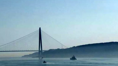 Rus savaş gemisi 'Alexander Otrakovsky' İstanbul Boğazı’ndan geçti