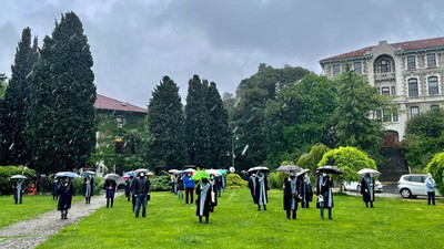 Sağanak yağmur altında rektör protestosu: Gitmiyoruz, mücadelemiz ayakta 