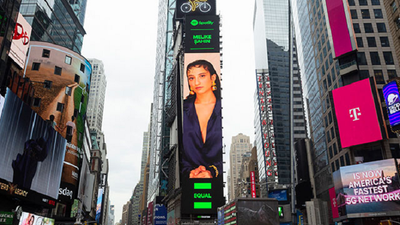 Şarkıcı Melike Şahin New York Times Meydanı’nda