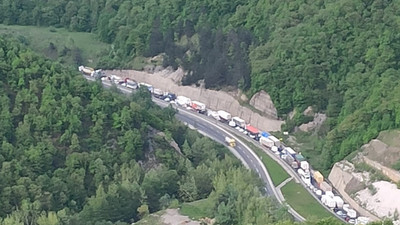 Tır kanala devrildi, Bursa-Ankara karayolu trafiğe kapandı