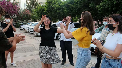 18 yıllık eşinden boşandı, davul zurnayla kutladı