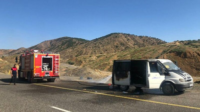 Bingöl'de seyir halindeki minibüs yandı