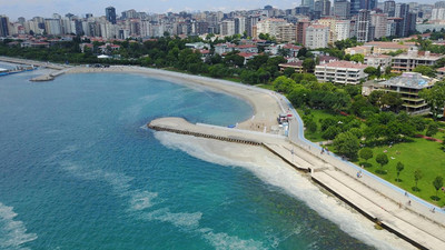 Caddebostan’da deniz salyalarına aldırmadan yüzdüler