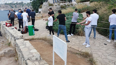 Ekipler, 40 metrelik falezlerdeki cesedi çıkarma, kalabalık ise izleme derdine düştü