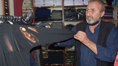 Hac malzemeleri satan mağazadaki kıyafetlere çamaşır suyu ile zarar verdi