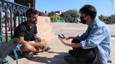 Kendisini ağlatan insanlara para veriyor