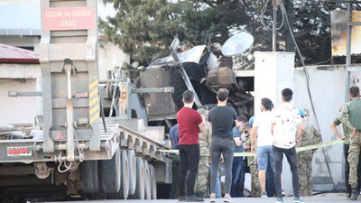Lastiği patlayan askeri TIR fabrikaya girdi: 2 kişi yaşamını yitirdi