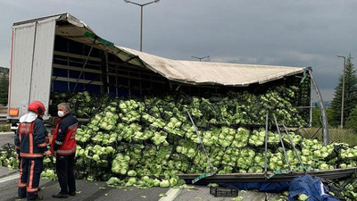 Lastiği patlayan TIR'daki marullar etrafa saçıldı, otoyolda uzun kuyruk oluştu