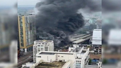 Londra’da metro istasyonu yakınında patlama sonrası yangın