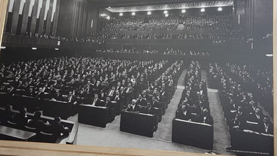 Meclis'teki tarihi fotoğraflar tahrip edildi
