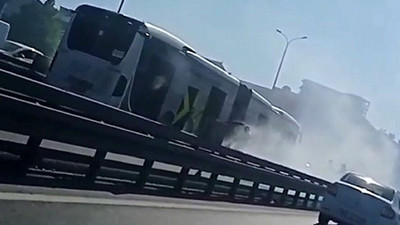 Metrobüsten dumanlar yükseldi, yolcular tahliye edildi