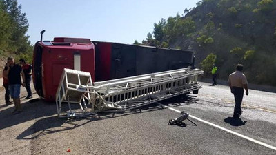 Muğla'da yangına müdahaleye giden itfaiye aracı devrildi: 2 yaralı